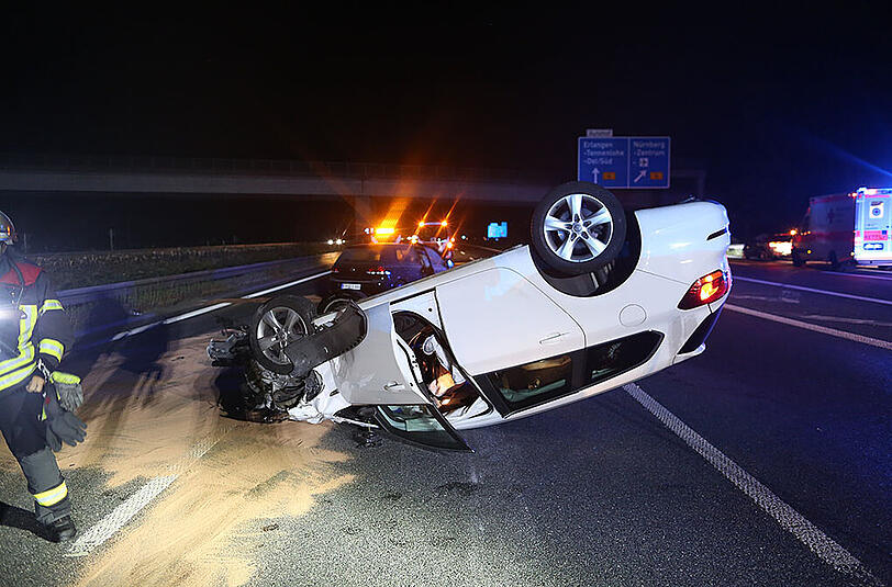 Trümmerfeld auf der A3: Am späten Mittwochabend waren hier mehrere Fahrzeuge an drei Unfällen beteiligt. Die Bilder aus Erlangen.