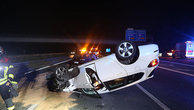 Trümmerfeld auf der A3: Am späten Mittwochabend waren hier mehrere Fahrzeuge an drei Unfällen beteiligt. Die Bilder aus Erlangen. Trümmerfeld auf der A3: Am späten Mittwochabend waren hier mehrere Fahrzeuge an drei Unfällen beteiligt. Die Bilder aus Erlangen.