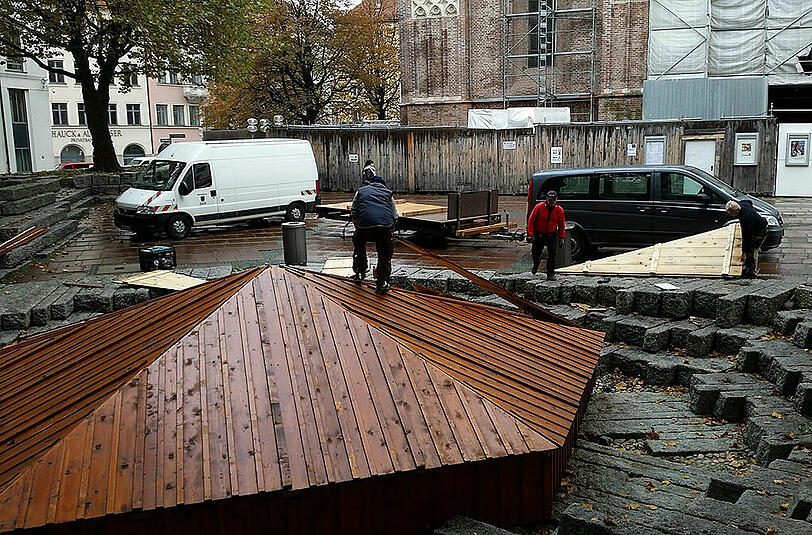 Der Brunnen am Frauenplatz wird winterfest gemacht.