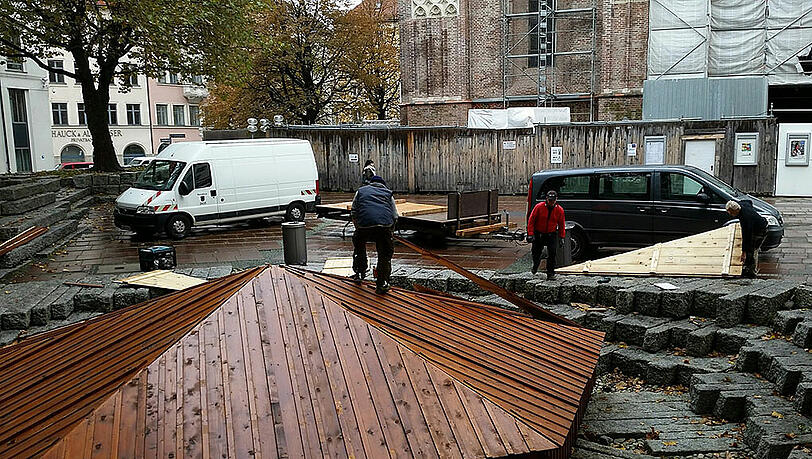 Der Brunnen am Frauenplatz wird winterfest gemacht. Der Brunnen am Frauenplatz wird winterfest gemacht.
