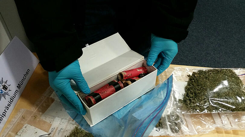 Ein Beamter zeigt die manipulierte Pyrotechnik.