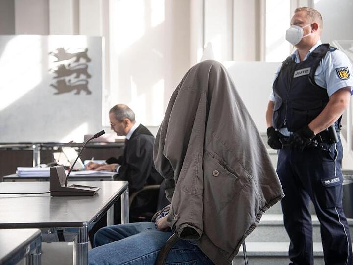 Der Angeklagte (M) im Prozess um einen sechsfachen Mord. Foto: Marijan Murat/dpa/Archivbild