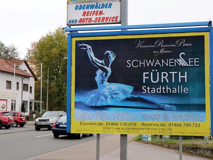 Ein Plakat, das auf eine Schwanensee-Aufführung im bayerischen Fürth hinweist, hängt im hessischen Fürth. Foto: Katja Gesche/Bergsträßer Echo/dpa/Archivbild