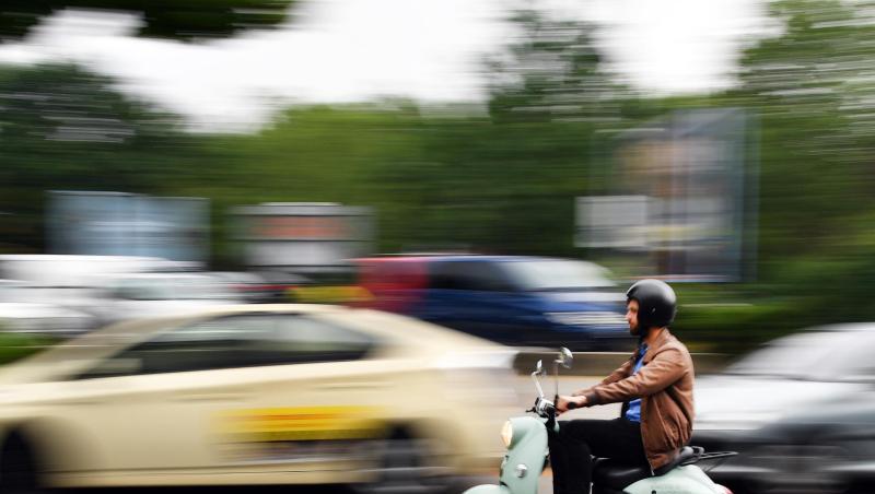 Fahrt auf einem unu Elektroroller in Berlin. Die E-Roller gehen nun ins Netz.