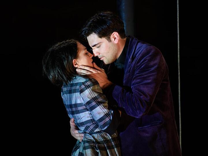 Nadja Mchantaf als Mimi und Jonathan Tetelman als Rodolfo in "La Boheme".