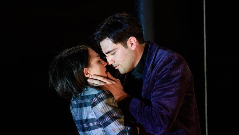 Nadja Mchantaf als Mimi und Jonathan Tetelman als Rodolfo in "La Boheme". Nadja Mchantaf als Mimi und Jonathan Tetelman als Rodolfo in "La Boheme".