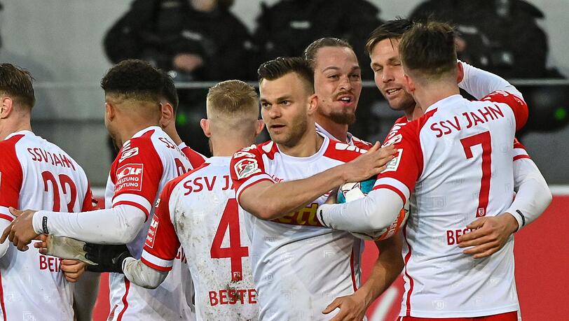 Die Mannschaft von Regensburg jubelt nach dem Treffer zum 1:1 gegen Ingolstadt.