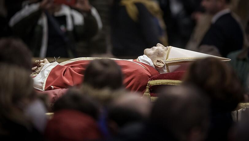 Der Leichnam des verstorbenen Papst Benedikt XVI. ist im Petersdom öffentlich aufgebahrt.