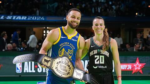 Stephen Curry von Golden State Warriors und Sabrina Ionescu von den New York Liberty posieren für Fotos.