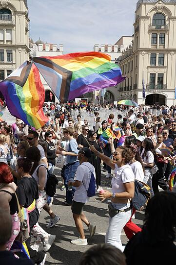 Fröhlich feiernde Teilnehmer bei der CSD-Parade in München.