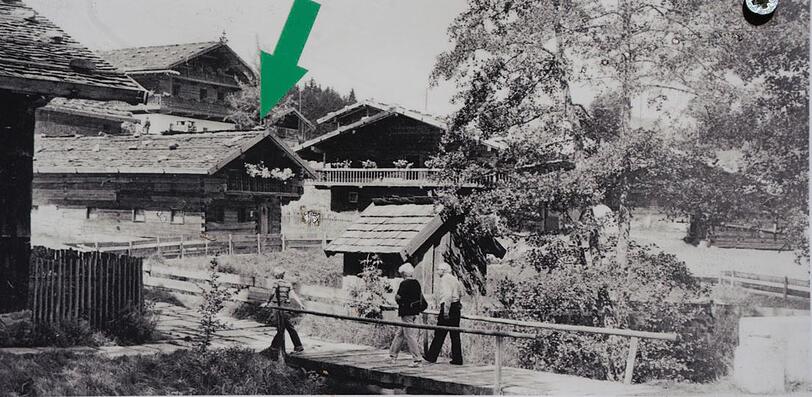 Bis 1982 stand das historische Bayerwaldhaus (das im niederbayerischen Oblfing bei Schöllnach gebaut wurde) im "Museumsdorf Bayerischer Wald". Von dort kam es 1983 als Leihgabe zur IGA nach München in den Westpark.