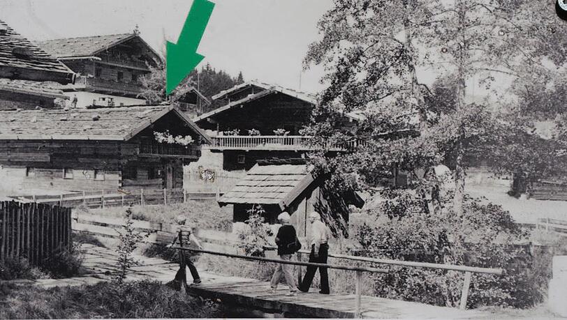 Bis 1982 stand das historische Bayerwaldhaus (das im niederbayerischen Oblfing bei Schöllnach gebaut wurde) im "Museumsdorf Bayerischer Wald". Von dort kam es 1983 als Leihgabe zur IGA nach München in den Westpark. Bis 1982 stand das historische Bayerwaldhaus (das im niederbayerischen Oblfing bei Schöllnach gebaut wurde) im "Museumsdorf Bayerischer Wald". Von dort kam es 1983 als Leihgabe zur IGA nach München in den Westpark.