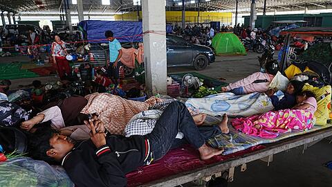 Tausende Menschen fliehen, weil ihre Dörfer nahe der Grenze zwischen Thailand und Kambodscha unter Beschuss geraten könnten.