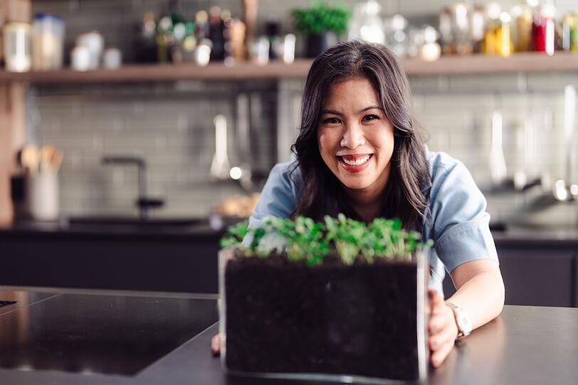 Mai Thi Nguyen-Kim untersucht die chemische Bodenbeschaffenheit. Mai Thi Nguyen-Kim untersucht die chemische Bodenbeschaffenheit.