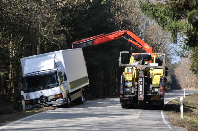 Am Mittwochmittag kam ein Lkw-Fahrer mit seinem Gefährt auf das Bankett und landete daraufhin im Graben.