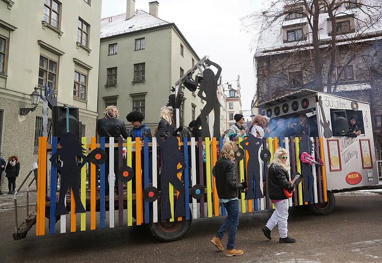 Weitere Bilder vom Faschingsumzug der "Damischen Ritter" in München am 08. Februar 2015.