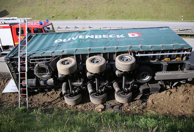 Bei einem Unfall auf der A94 krachte am Montag ein Lkw auf die Seite. Die Autobahn musste gesperrt werden.