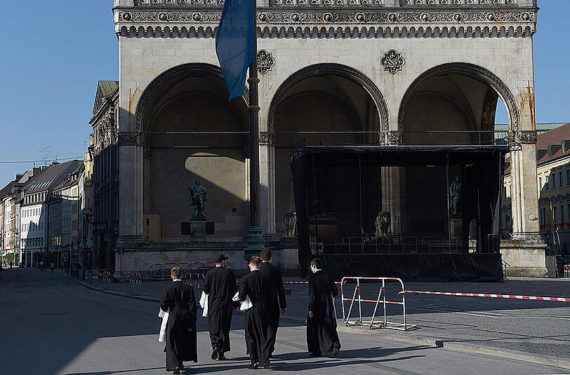 Katholische Geistliche am Münchner Odeonsplatz. Nach der Fronleichnams-Prozession findet eine Großdemo gegen den G7-Gipfel in der Innenstadt statt.