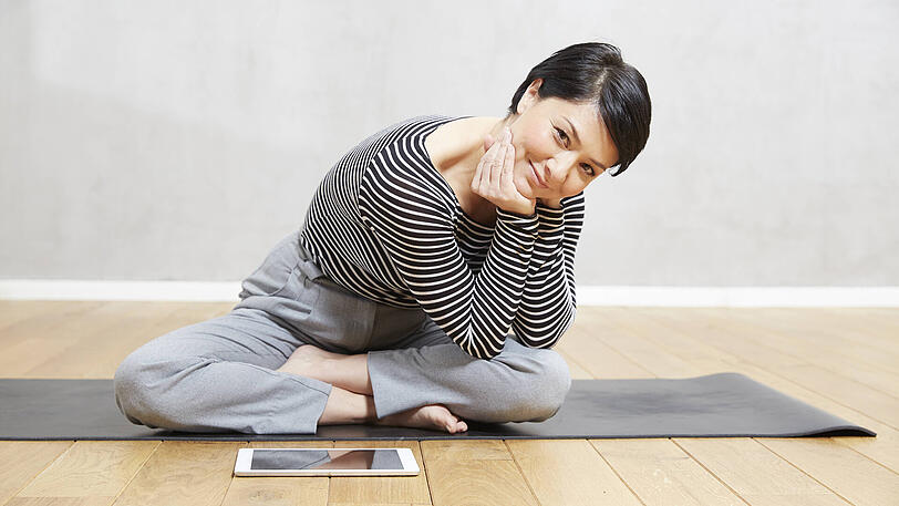 Es braucht keinen sexy, immerjungen Körper, auch kein schickes Outfit oder teures Equipment, um bei sich anzukommen. Lediglich die Bereitschaft, einmal mit Yoga anzufangen. Die soll Ihnen diese AZ-Serie vermitteln.