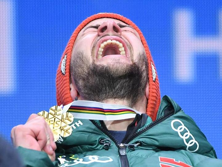 Markus Eisenbichler freut sich bei der Siegerehrung mit seiner Goldmedaille über den Weltmeister-Titel.