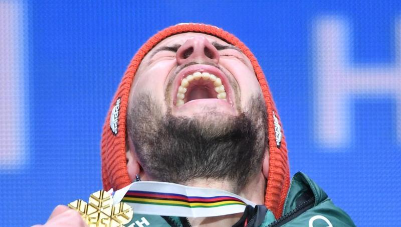 Markus Eisenbichler freut sich bei der Siegerehrung mit seiner Goldmedaille über den Weltmeister-Titel. Markus Eisenbichler freut sich bei der Siegerehrung mit seiner Goldmedaille über den Weltmeister-Titel.