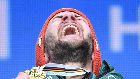 Markus Eisenbichler freut sich bei der Siegerehrung mit seiner Goldmedaille über den Weltmeister-Titel.