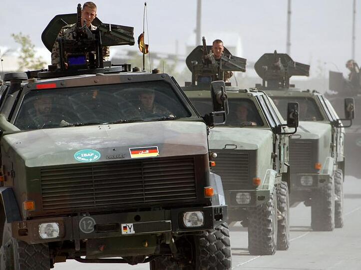 Soldaten der Bundeswehr fahren durch das Feldlager in Kundus (Archivfoto vom 28.09.2007).