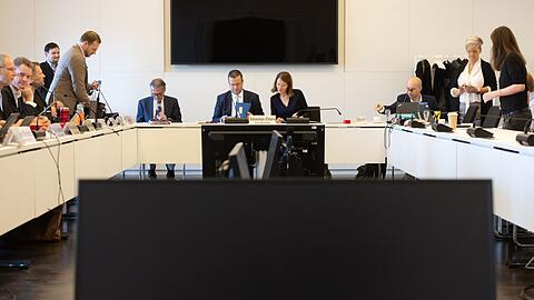 Der 81-jährige Schröder wurde aus Rücksicht auf seinen Gesundheitszustand für die Zeugenvernehmung aus seinem Büro in Hannover zugeschaltet.