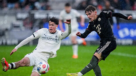 M&ouml;nchengladbachs Mittelfeldmann Philipp Sander (l., hier im Hinspiel gegen Lennart Karl) rechnet sich und den Borussen durchaus Chancen auf Punkte gegen den FC Bayern aus