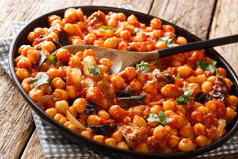 Shakshuka lässt sich auch ganz schnell in einen Eintopf verwandeln, wenn man anstatt der Eier eine Dose Kichererbsen zum Gemüse hinzufügt. Dank der Hülsenfrüchte erhält man mit dem Eintopf eine eiweißreiche und sehr sättigende Mahlzeit, die mit frischem Sauerteigbrot oder französischem Baguette gegessen werden kann. Je nach Belieben passt auch Reis sehr gut zu diesem Gericht. Shakshuka lässt sich auch ganz schnell in einen Eintopf verwandeln, wenn man anstatt der Eier eine Dose Kichererbsen zum Gemüse hinzufügt. Dank der Hülsenfrüchte erhält man mit dem Eintopf eine eiweißreiche und sehr sättigende Mahlzeit, die mit frischem Sauerteigbrot oder französischem Baguette gegessen werden kann. Je nach Belieben passt auch Reis sehr gut zu diesem Gericht.