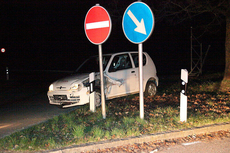 Bürg - Bei dem Versuch von der Bundestraße 12, im Landkreis Mühldorf, ein Ausfahrt zu nehmen, ist ein Fahrer am Mittwochabend gegen ein Verkehrszeichen gefahren. Vermutlich hat er aufgrund der Sichtverhältnisse die Abzweigung verpasst. Der Fahrer kam verletzt ins Krankenhaus.
