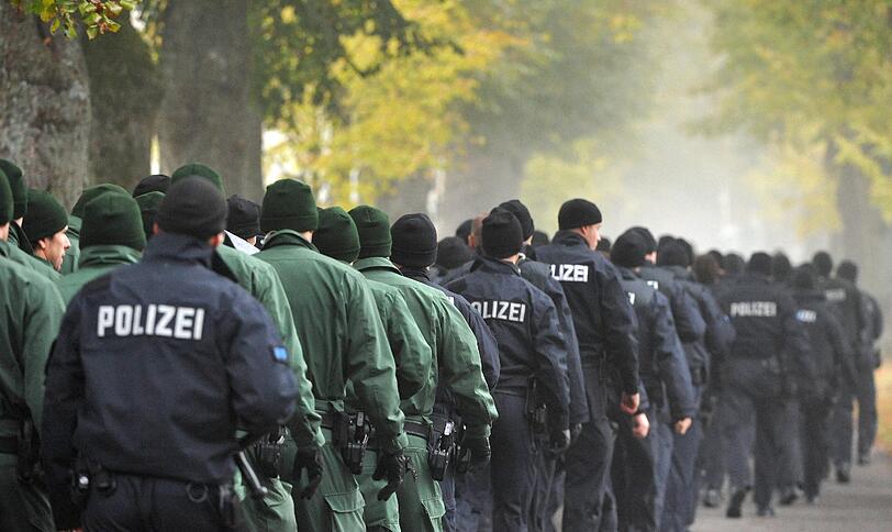 Ein Großaufgebot der Polizei durchkämmt das Gebiet um den Tatort.