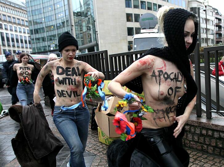 Gegen den  EU-Russland-Gipfel in Brüssel regt sich Widerstand. Vor dem Eintreffen von Putin demonstriert die Organisation FEMEN mit blanken Brüsten. Die Bilder der Demonstration, die von der Polizei aufgelöst werden muss.