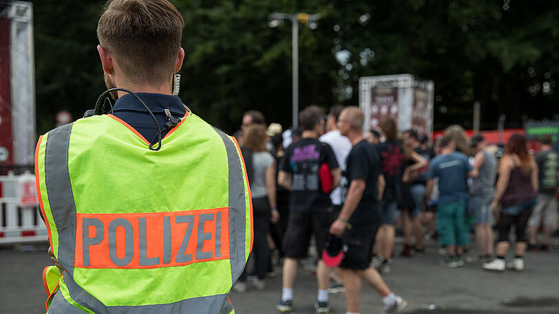 Die physische und psychische Gewalt gegen Polizeibeamte im Freistaat nimmt zu. (Archivbild)