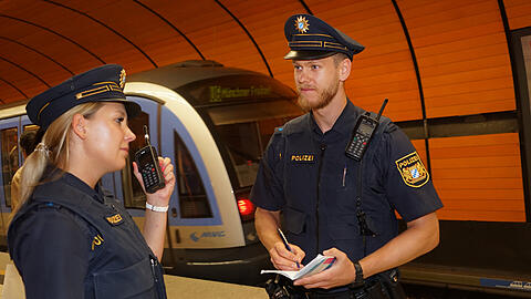 In vier Jahren werden Einsatzkräfte in der U-Bahn nicht mehr zwei, sondern nur noch ein Funkgerät mitschleppen müssen &ndash; so der Plan.