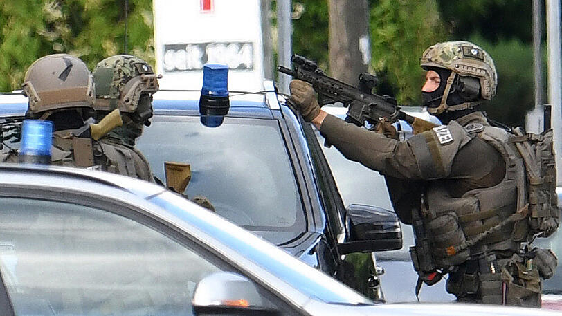 Die Polizei sperrte das nahegelegene Gelände ab und räumte das Hotel in der Industriestraße.