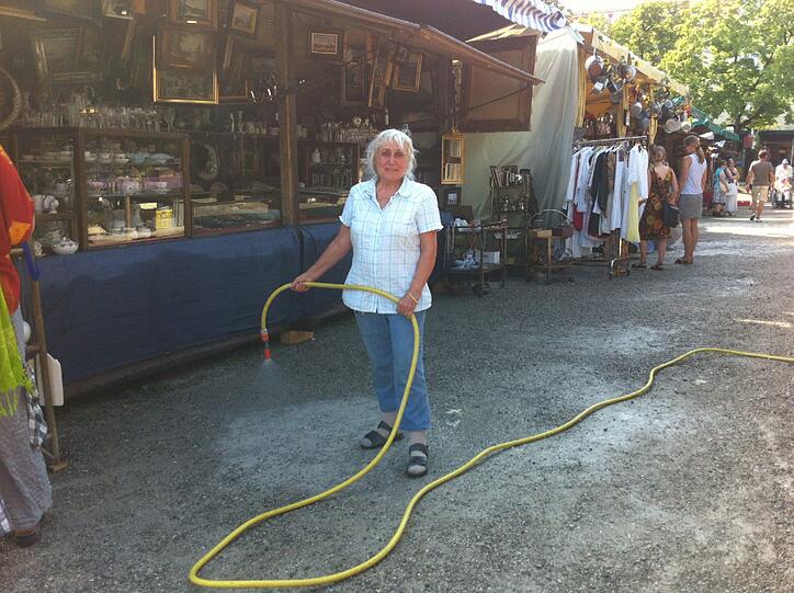 Heiß war's. Paula Maier spritzt vor ihrem Stand mit dem Gartenschlauch den trockenen Kies.