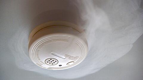 Ein Rauchmelder hat den Sohn in London über das Feuer in der Münchner Wohnung seiner Mutter alarmiert. (Symbolbild)
