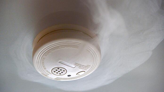 Ein Rauchmelder hat den Sohn in London über das Feuer in der Münchner Wohnung seiner Mutter alarmiert. (Symbolbild)