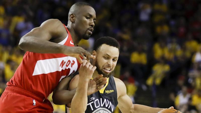 Stephen Curry (r) von den Golden State Warriors behauptet sich gegen Serge Ibaka von den Toronto Raptors. Stephen Curry (r) von den Golden State Warriors behauptet sich gegen Serge Ibaka von den Toronto Raptors.