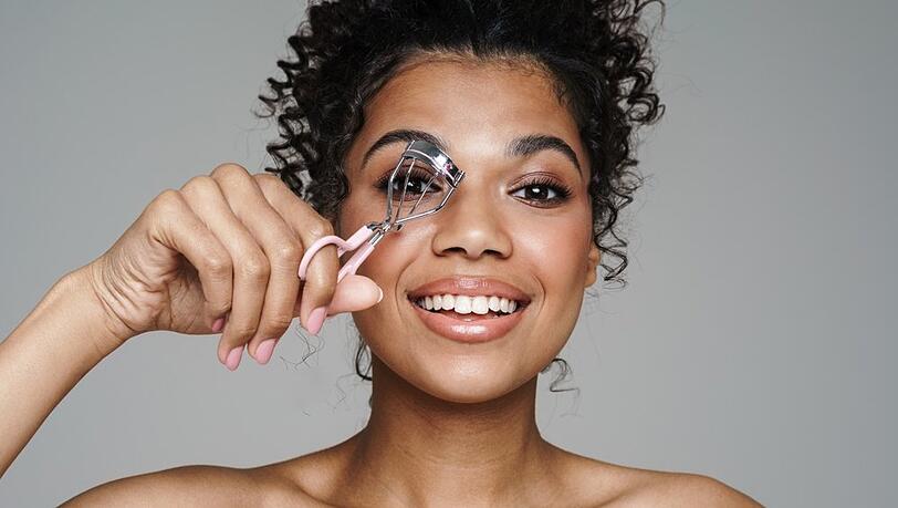 Die Wimpernzange ist ein vielseitiges Tool.