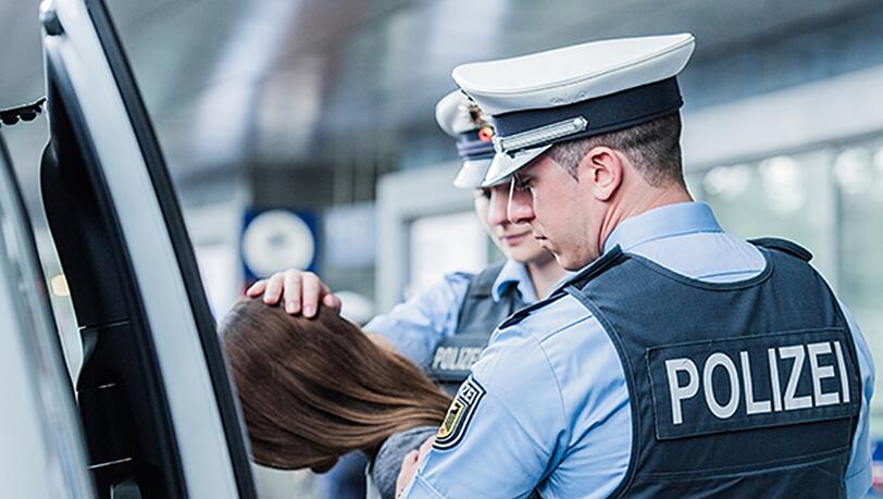 Die Frau "zeigte sich lautstark aggressiv, sperrte sich gegen polizeiliche Maßnahmen und versuchte, die Fesselung zu verhindern", teilt die Bundespolizei mit. (Symbolbild)