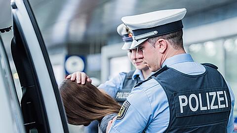 Die Frau "zeigte sich lautstark aggressiv, sperrte sich gegen polizeiliche Maßnahmen und versuchte, die Fesselung zu verhindern", teilt die Bundespolizei mit. (Symbolbild)