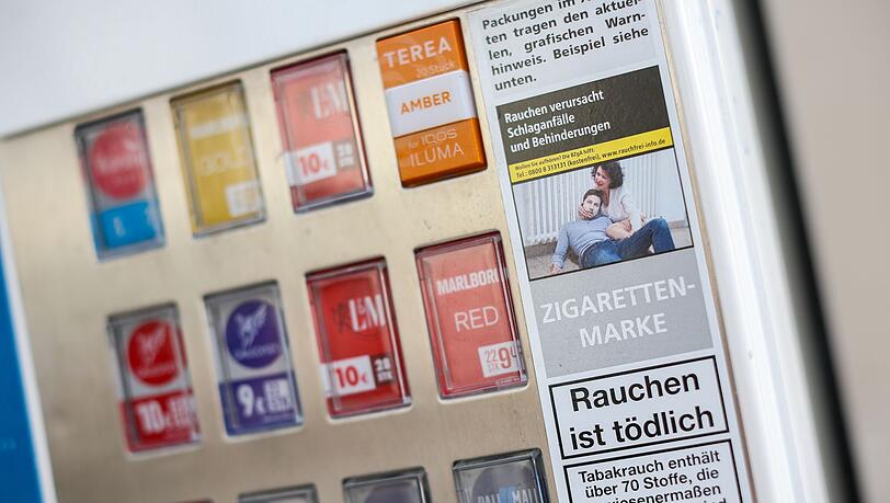 In Franken erbeuteten Unbekannte mit der Sprengung eines Zigarettenautomaten Geld und Ware im Wert von 1.500 Euro. (Symbolbild)