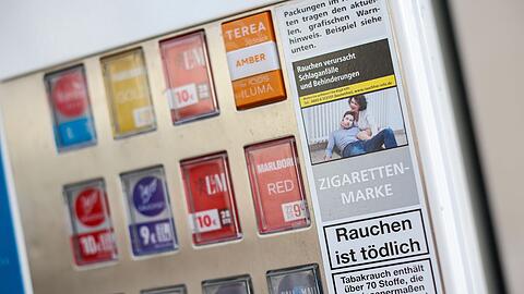 In Franken erbeuteten Unbekannte mit der Sprengung eines Zigarettenautomaten Geld und Ware im Wert von 1.500 Euro. (Symbolbild)