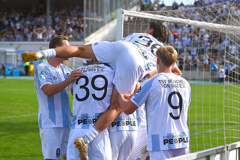 Alle auf Felix Weber: Die Löwen beim Jubel nach dem 2:0 gegen den 1. FC Nürnberg II. Alle auf Felix Weber: Die Löwen beim Jubel nach dem 2:0 gegen den 1. FC Nürnberg II.
