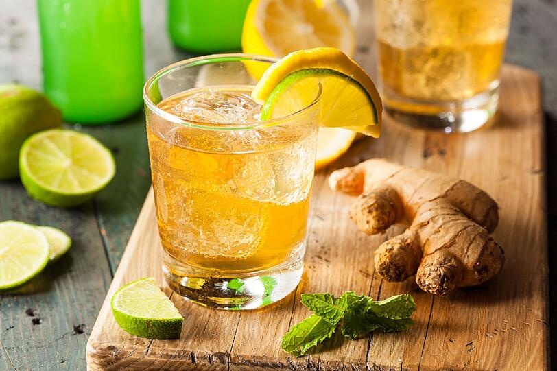 Probieren Sie im Herbst ein selbst gemachtes Ginger-Ale: Daf&uuml;r 100 Gramm Ingwer sch&auml;len und fein reiben. Den Ingwer mit 180 Gramm Zucker und 100 Milliliter Mineralwasser in einem Topf erhitzen, bis sich der Zucker komplett gel&ouml;st hat. Kurz aufkochen lassen, dann abk&uuml;hlen. Den Sirup anschlie&szlig;end durch ein Sieb filtern. F&uuml;r ein Glas Ginger-Ale zwei bis drei Essl&ouml;ffel Sirup mit dem Saft einer frischen Zitrone, Eisw&uuml;rfeln und sprudelndem Mineralwasser mischen.