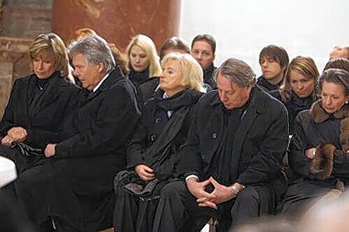 Die Familie trauert: Dagmar, Sohn Hans Rudolf, Witwe Mizzi, Sohn Gerhard und Ehefrau Caroline (von links) beim Trauergottesdienst.