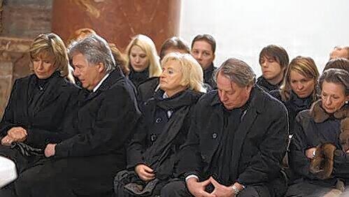 Die Familie trauert: Dagmar, Sohn Hans Rudolf, Witwe Mizzi, Sohn Gerhard und Ehefrau Caroline (von links) beim Trauergottesdienst. Die Familie trauert: Dagmar, Sohn Hans Rudolf, Witwe Mizzi, Sohn Gerhard und Ehefrau Caroline (von links) beim Trauergottesdienst.