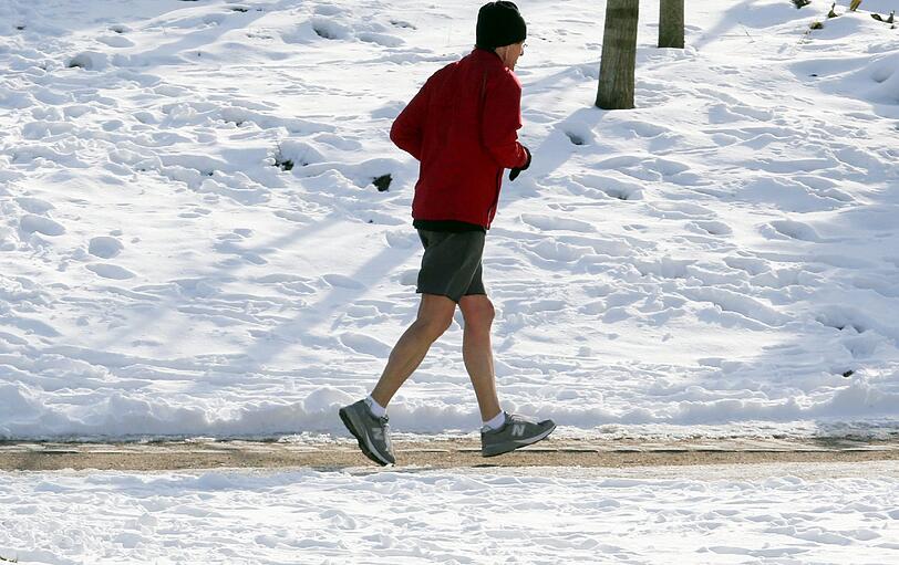 Dieser Hamburger Jogger lässt sich von den eisigen Temperaturen nicht abschrecken.